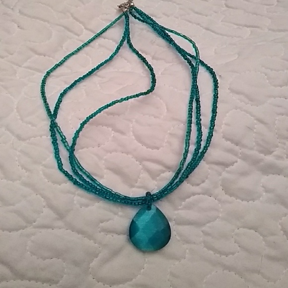 Beaded necklace and 2 sets of earrings - Picture 6 of 6